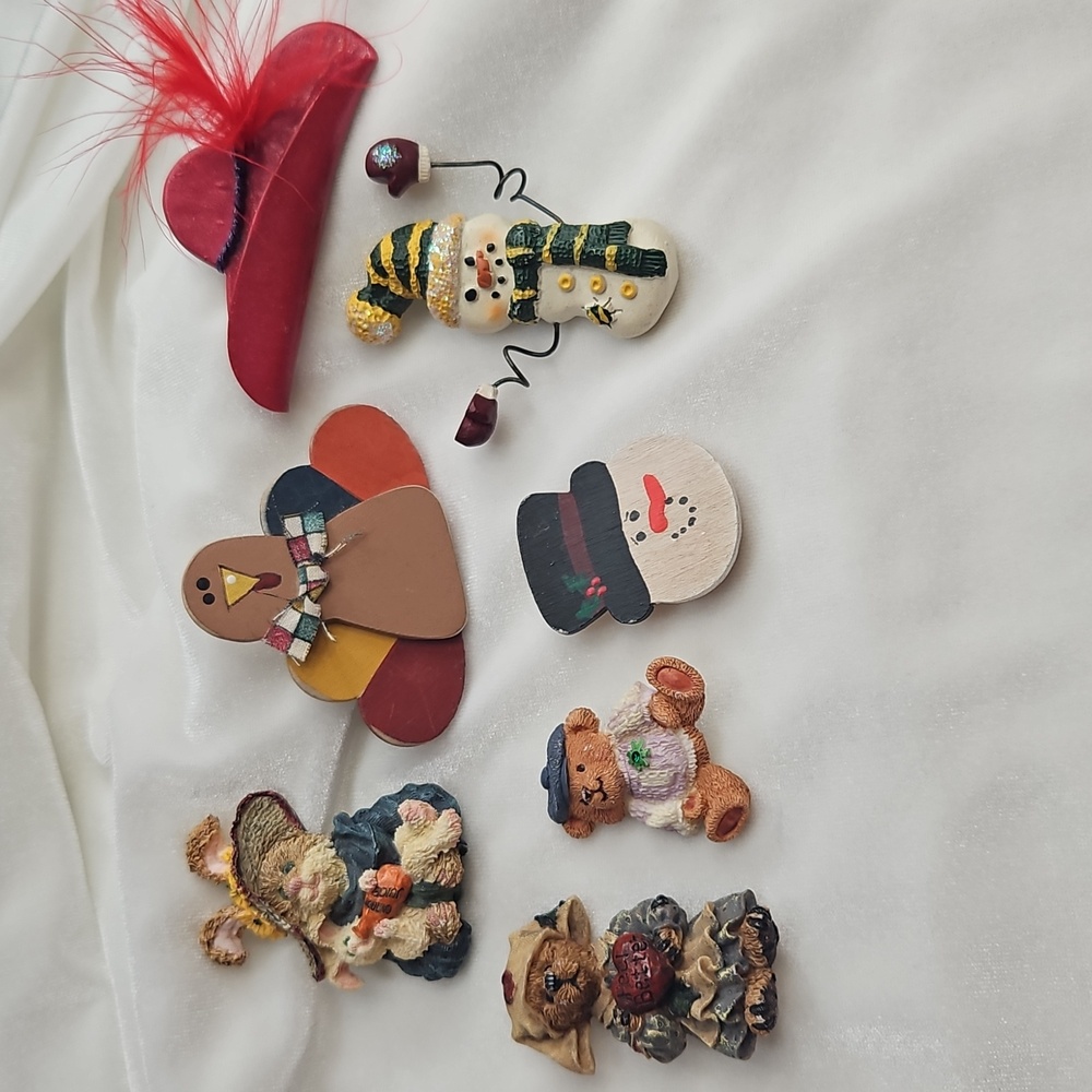 Women's Lot of 7 Brooches Pins Vintage Christmas Bears Winter Red Hat Preowned